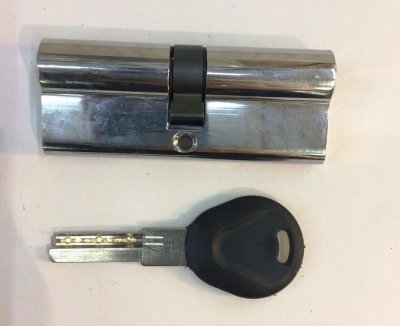 На картинке «Механизм цилиндровый "Феррум Центрованный"  70мм(35х35) 5 перфоключей, хром(CP)»