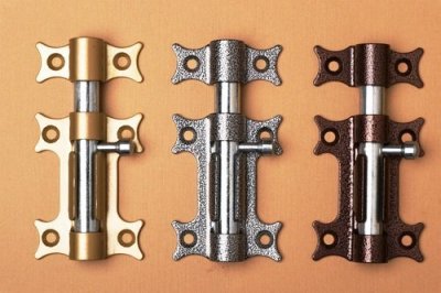 На картинке «Засов дверной "Делга" L-105мм круглый оригинальный серебро (г.С-Петербург)»