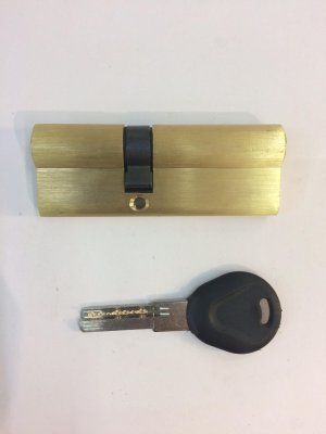 На картинке «Механизм цилиндровый "Феррум Центрованный" 90мм(45х45) 5 перфоключей, мат.латунь(SB)»