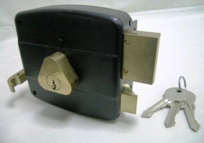 На картинке «Замок накладной ЗН"Fuaro 5005B" (под Kale 157) 3 ключа, черный »