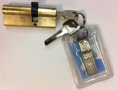 На картинке «Механизм цилиндровый "Евродверь AL" 80мм(32,5х47,5) перекодируемый, 2+5 ключей, золото»