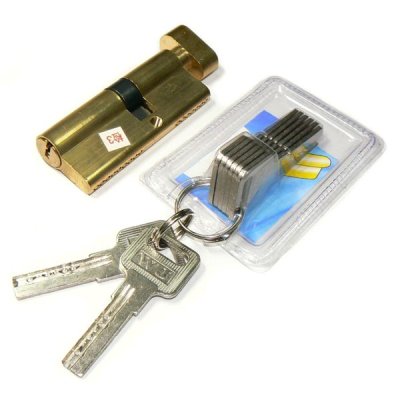 На картинке «Механизм цилиндровый "ЕвродверьВертушка2"  90мм(52,5х37,5) перекодируемый, 2+6 ключей, латунь»