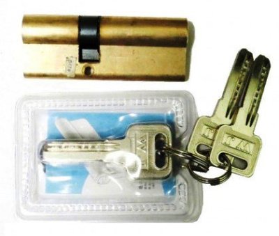 На картинке «Механизм цилиндровый "Евродверь4" 80мм(35х45) перекодируемый, 2+6 ключей, латунь»