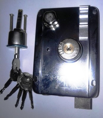 На картинке «Замок накладной ЗН"Tri-circle-YF 9219" 2-х ригельный, механизм съёмный, 6 крестовых ключа, хром (CP)»