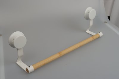 На картинке «Держатель для полотенец белый, металл/бамбук на присоске W7837-5»