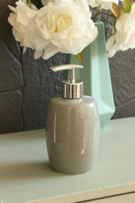 На картинке «Дозатор для жидкого мыла Delphinium коллекция "Серый Гранит", керамика»